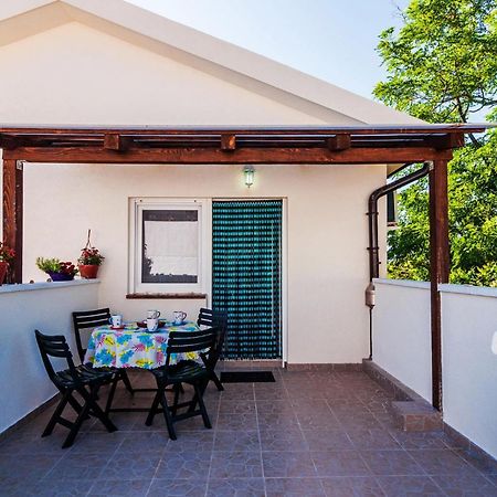 Nice Apartment In Vinjerac With Kitchen Екстериор снимка