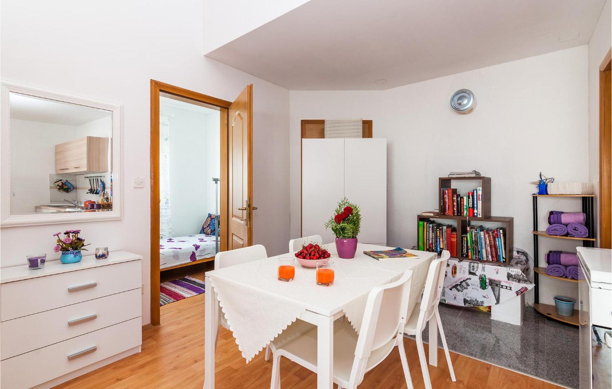 Nice Apartment In Vinjerac With Kitchen Екстериор снимка
